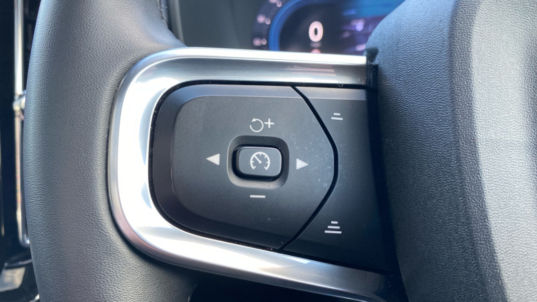 Volvo XC40 2.0 B3P Ultra Dark 5dr Auto Petrol Estate